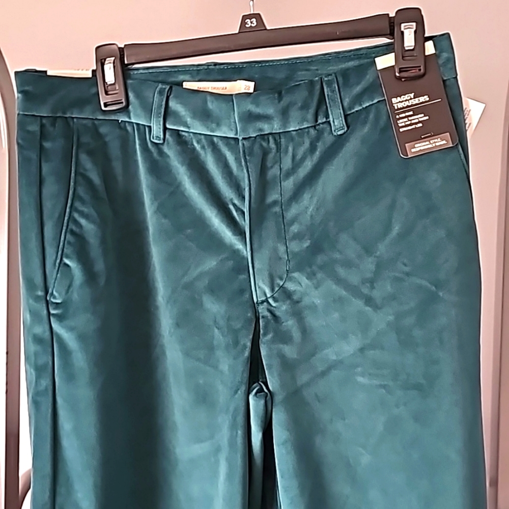 NWT Levi velour trousers